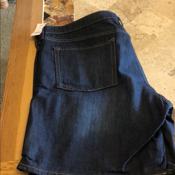 Gap women Bermuda shorts new with tags never worn - Picture 2 of 4